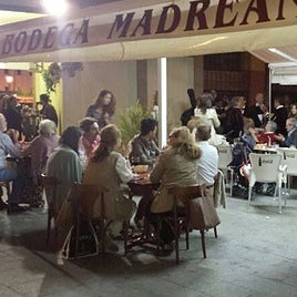 Varios clientes en la terraza de la Bodega Madreana en la calle Pablo Rada de Huelva capital