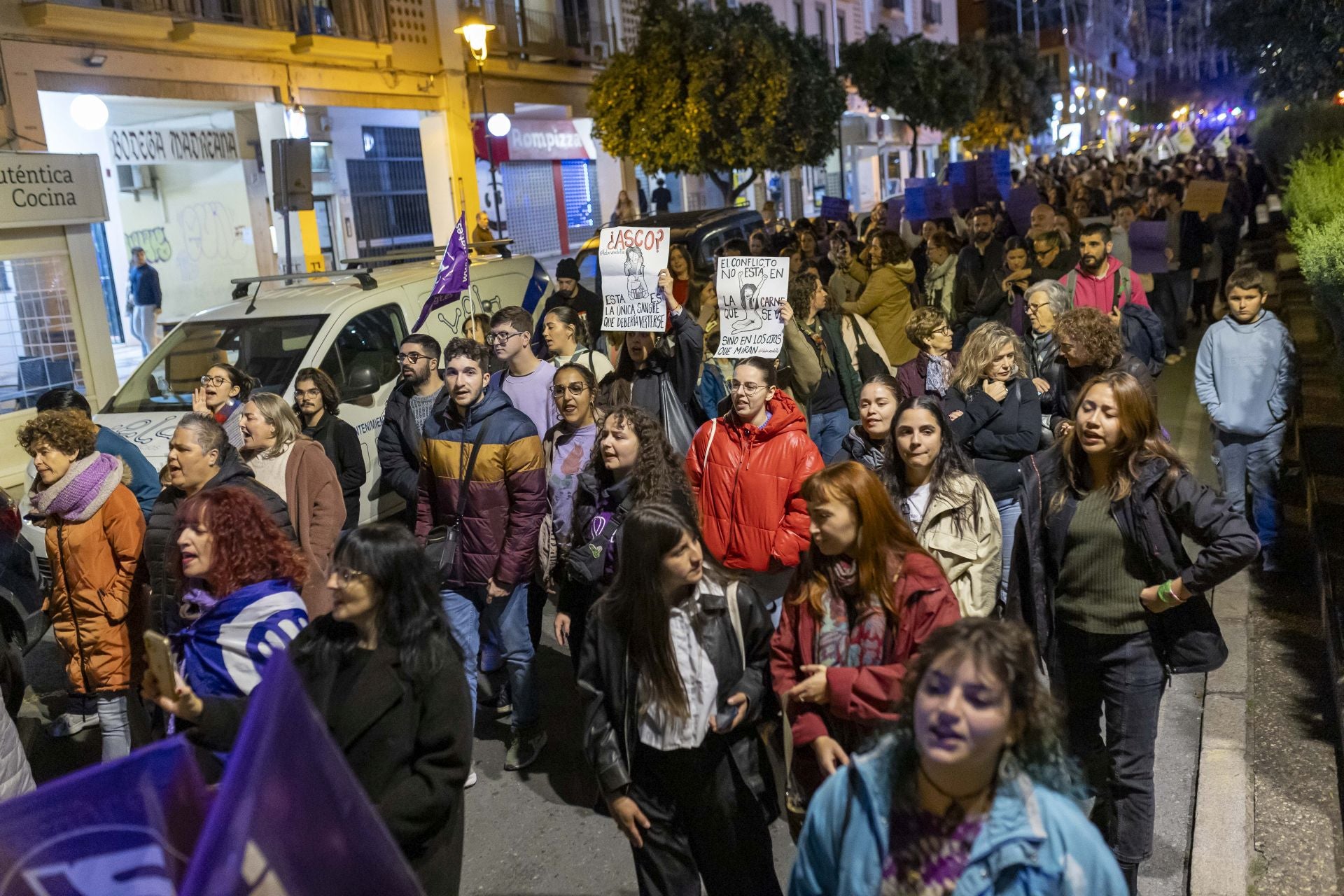La manifestación en Huelva contra la violencia machista, en imágenes