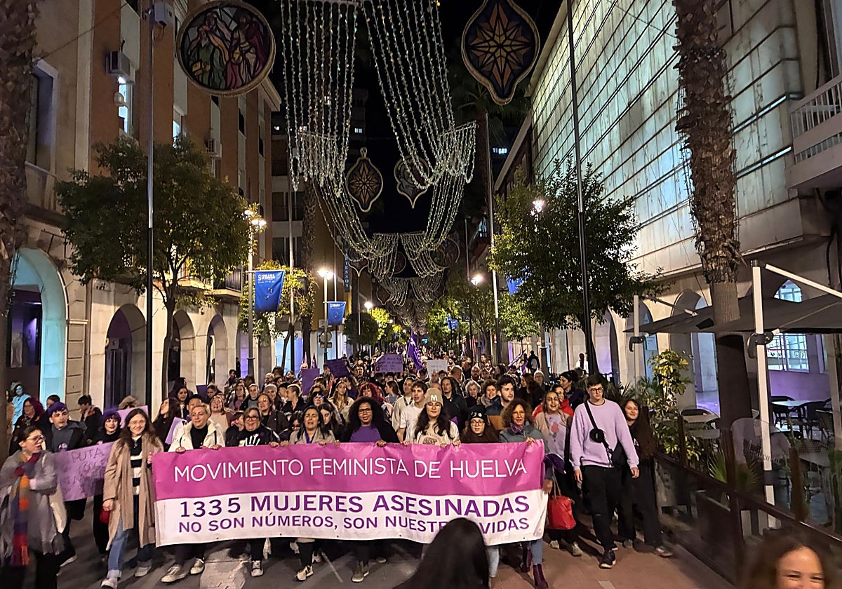 Manifestación contra la violencia machista, por la Gran Vía de Huelva