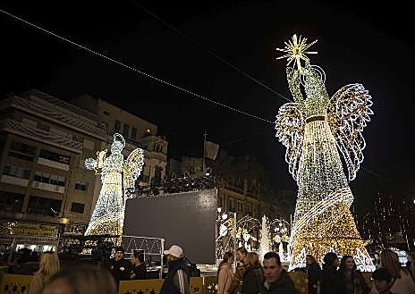 Imagen secundaria 1 - Colón trae a Huelva la luz de la Navidad desde otro tiempo: «La magia siempre vuelve»