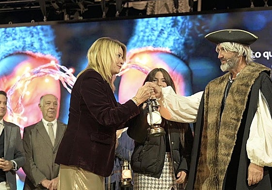 La alcaldesa de Huelva, recibe la luz de la Navidad de Cristóbal Colón