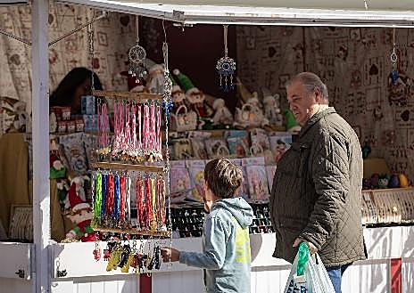 Imagen secundaria 1 - Huelva comienza a vivir un ambiente navideño que irá a más