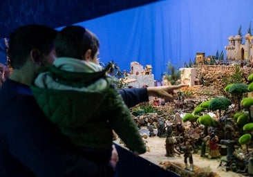 Padre e hijo, en el Belén de la Hermandad del Nazareno