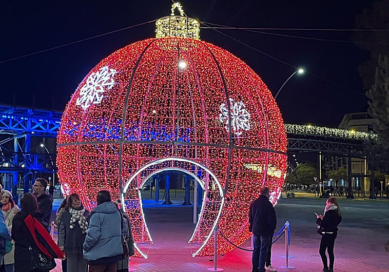 Imagen principal - El Puerto de Huelva extiende la luz de la Navidad del Puente Sifón a la estatua a Colón