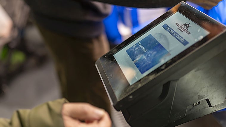 Iván Aragón, pescadero de Huelva, revela cuál será el marisco estrella esta Navidad: «En un kilo entran 6 o 7 piezas. Está gustando mucho y está teniendo salida»