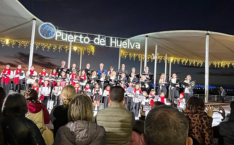 Imagen principal - El Puerto de Huelva extiende la luz de la Navidad del Puente Sifón a la estatua a Colón