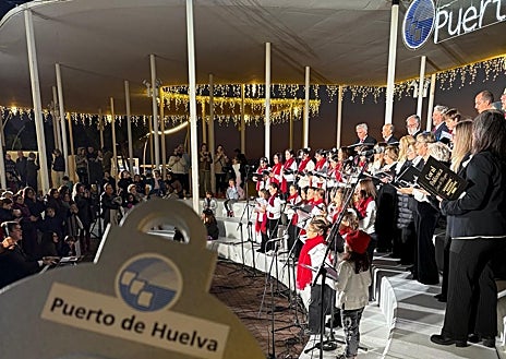 Imagen secundaria 1 - El Puerto de Huelva extiende la luz de la Navidad del Puente Sifón a la estatua a Colón