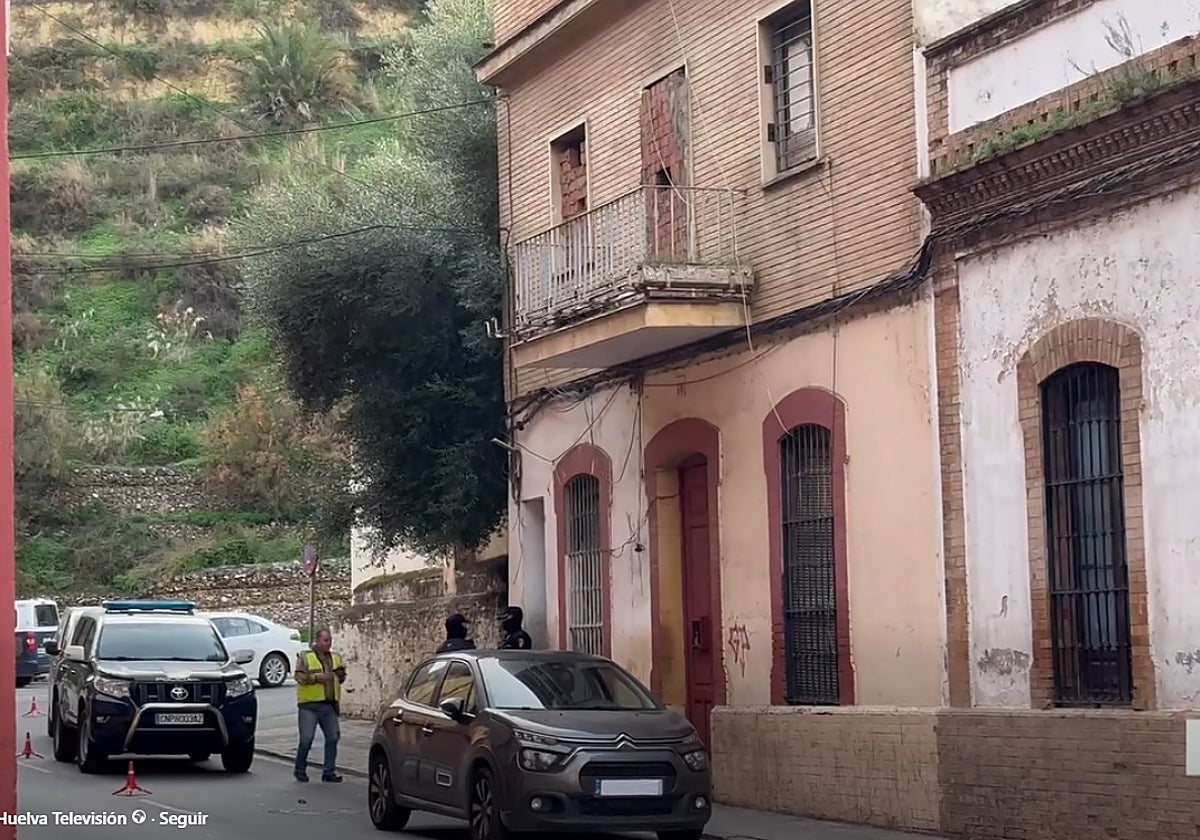 La Policía custodia el acceso a una de las fincas desalojadas