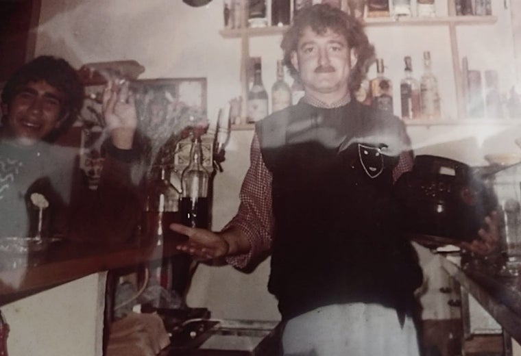 Manuel Hidalgo, y Fali, un chavalito aún, a la izquierda, que es el que me ofrece estos recuerdos. Años 80.