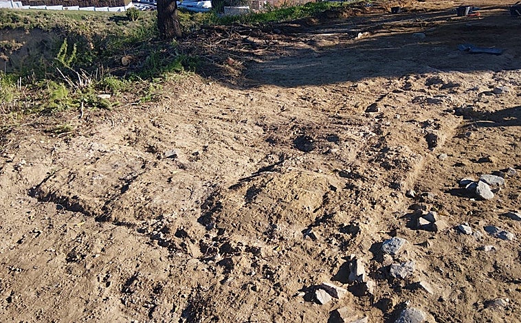 Imagen principal - Restos de los cimientos de la torre del castillo, un plano de la fortificación y trabajos arqueológicos en la zona