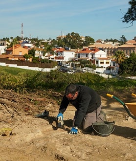 Imagen secundaria 2 - Restos de los cimientos de la torre del castillo, un plano de la fortificación y trabajos arqueológicos en la zona
