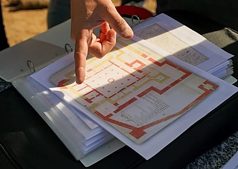 Imagen secundaria 1 - Restos de los cimientos de la torre del castillo, un plano de la fortificación y trabajos arqueológicos en la zona