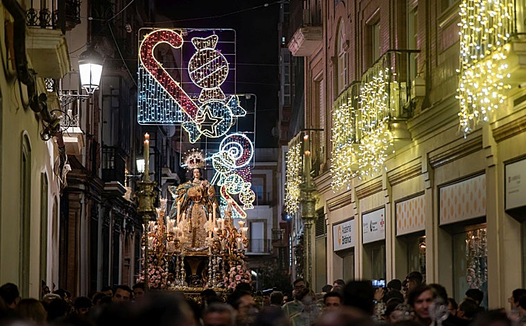 Imagen principal - En la imagen superior, las luces de Navidad coronan a la Purísima; sobre estas líneas un par de detalles de la procesión que ha puesto el broche de oro a un año intenso cofrade