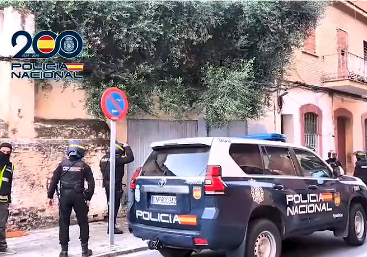 Agentes en la zona durante la operación de la semana pasada