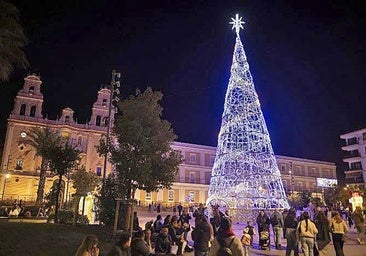 Roban tres veces en dos semanas el cableado del árbol de Navidad del Torrejón y obligan a su retirada