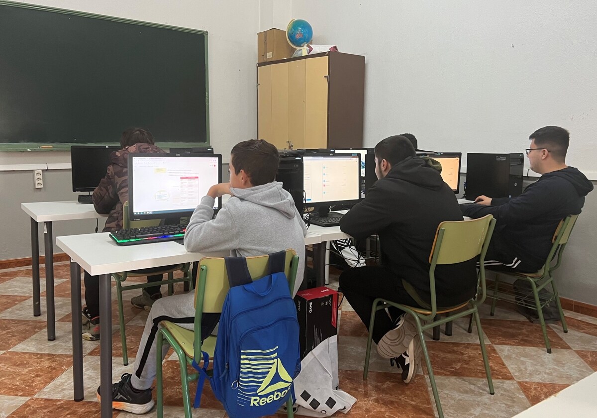 Alumnos del Colegio Ciudad de los Niños utilizando los equipos informáticos