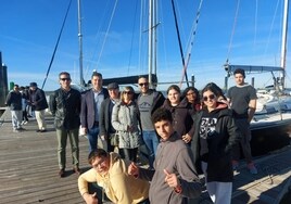 Los jóvenes de la 'Ciudad de los Niños' navegan por la ría de Huelva gracias al proyecto 'Deportes Náuticos Para Todos'
