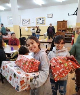 Imagen secundaria 2 - Sus Majestades los Reyes Magos de Oriente en su visita a la Ciudad de los Niños de Huelva