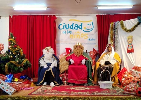 Imagen secundaria 1 - Sus Majestades los Reyes Magos de Oriente en su visita a la Ciudad de los Niños de Huelva