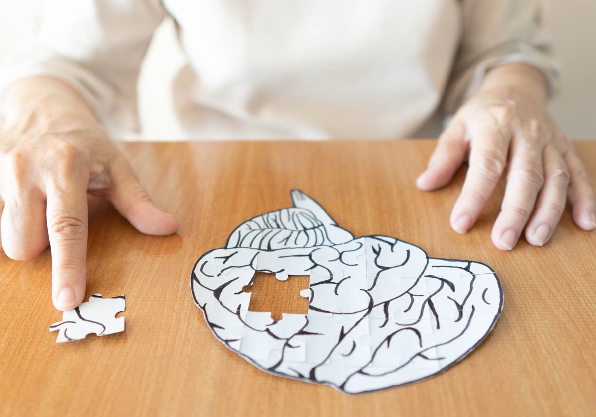 Persona con Alzheimer realizando una actividad