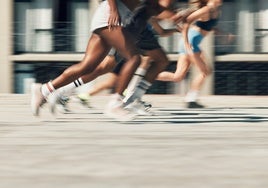 Jóvenes participando en una carrera