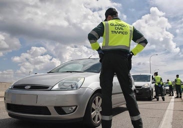 Si llevas una de estas pegatinas en el coche la DGT puede multar: la sanción es de 200 euros