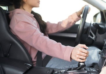 La DGT pone multas de 500 euros por hacer esto con tu pareja en el coche