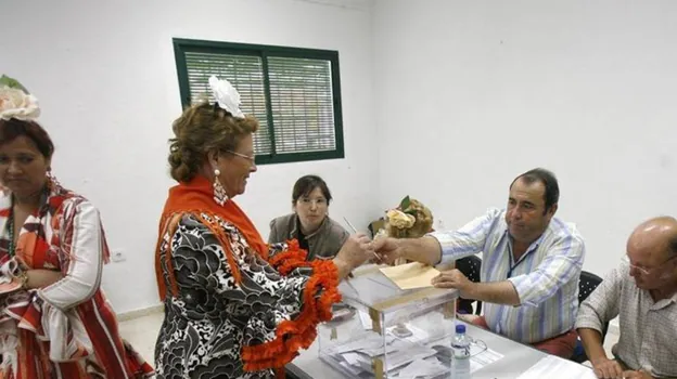 Imagen de archivo de unas elecciones que coincidieron con El Rocío en 2015