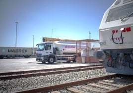 Diésel renovable fabricado en Huelva permite el transporte sostenible de mercancías por tren: completados los 100 primeros viajes
