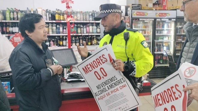 Los agentes de la Policía Local concienciando a los propietarios de los comercios de su responsabilidad