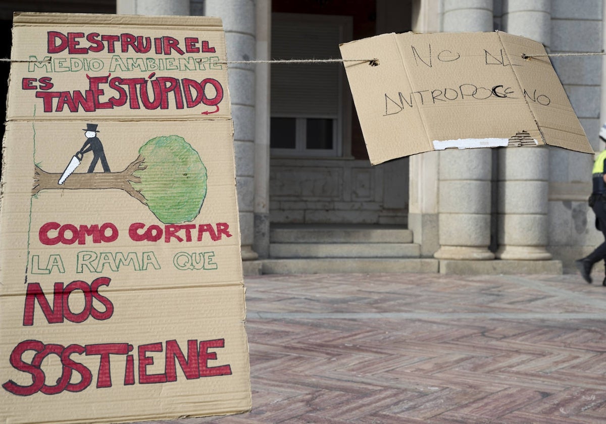 Pancarta de Friday for Future a las puertas del Ayuntamiento de Huelva