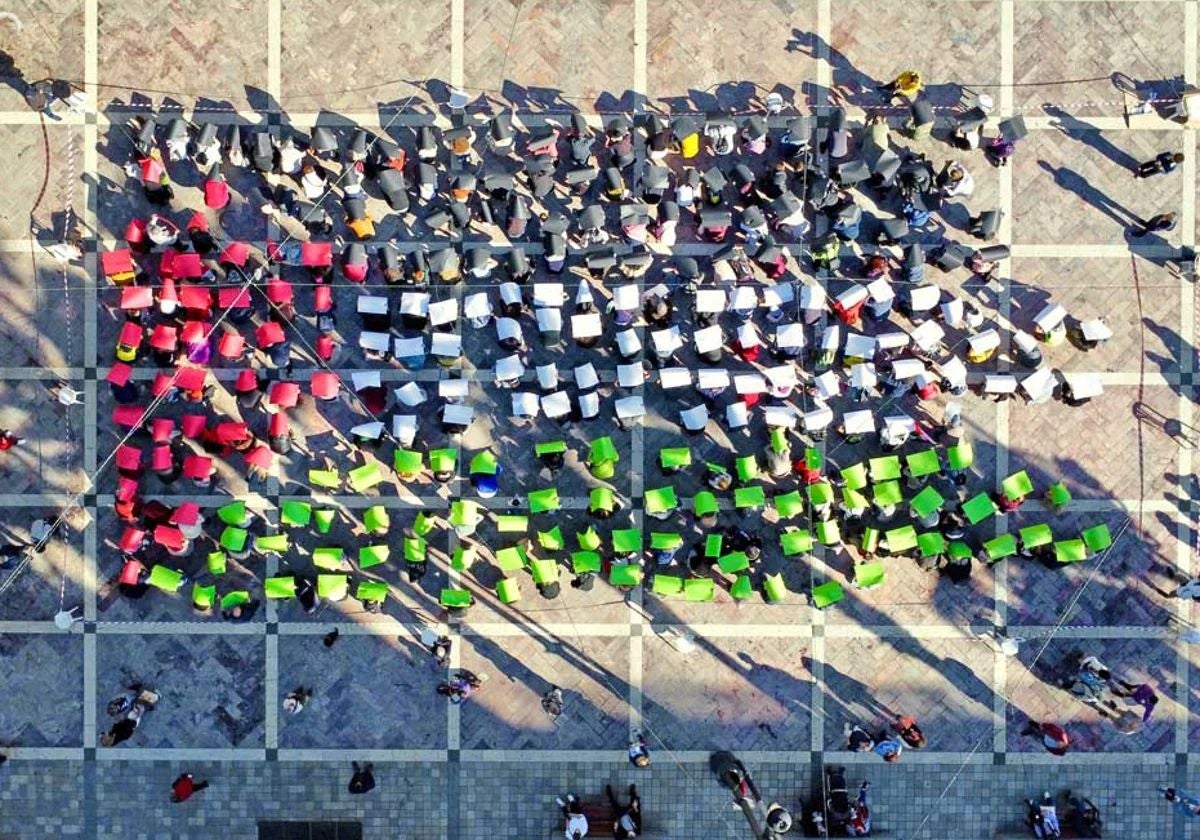 Mosaico con cartulinas de la bandera de Palestina en una concentración en Huelva