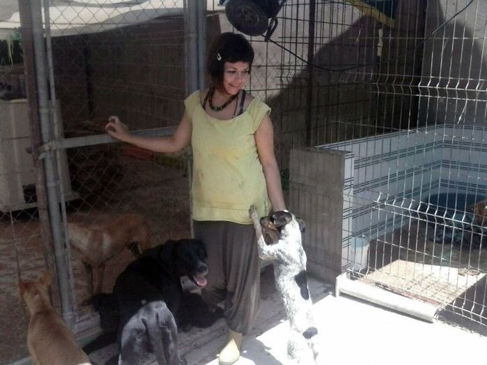 'Estamos desbordados y nos chantajean con abandonar animales si no los recogemos. Se aprovechan de nosotros'