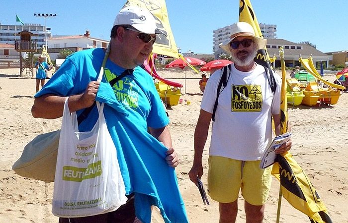 La Mesa de la Ría 'inunda' la playa de Punta con sus 'fosfolletos'
