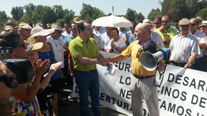 Un millar de vecinos se unen para que la Junta de Andalucía no derribe el puente de La Canaliega