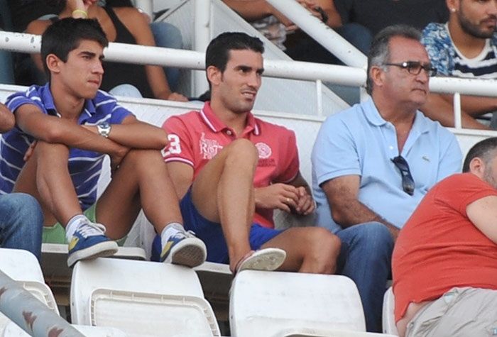 Alejandro Alfaro en la grada del Nuevo Colombino