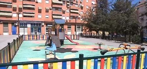 Un individuo intenta  secuestrar  a dos menores mientras jugaban en una plaza de Isla Chica