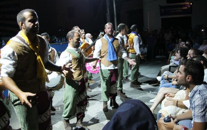 El carnaval de Cádiz congrega en San Juan a más de 2.000 personas