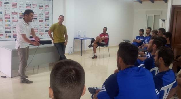El colegiado Figueroa Vázquez ofrece una charla técnica a la plantilla albiazul
