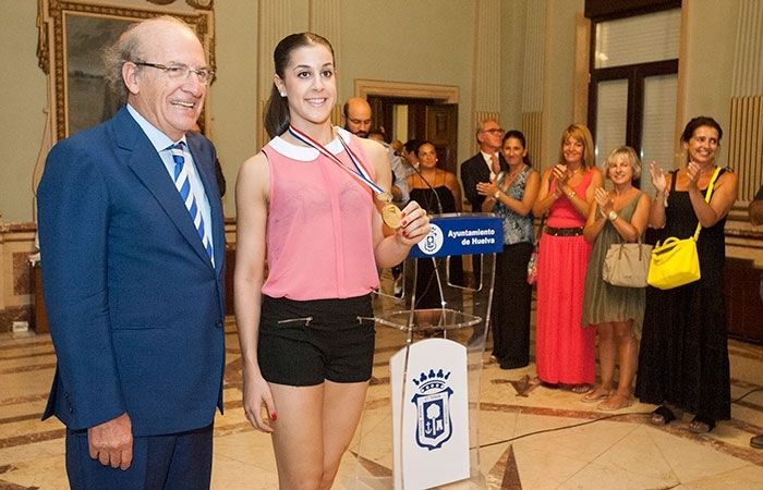 Carolina Marín también recibe el cariño de Huelva en el Ayuntamiento