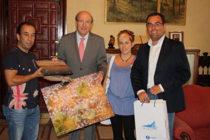El Ayuntamiento entrega el premio del rally fotográfico 'Camino del Rocío'