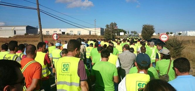 Trabajadores de ENCE marchan hacia San Juan para mantener un encuentro con su alcalde