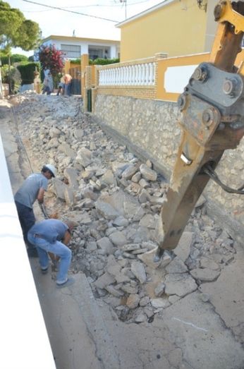 El Ayuntamiento de Palos acomete la mejora de tres calles dando empleo a parados de Mazagón