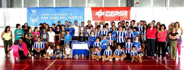 Unas 300 personas participan en la jornada de promoción del bádminton de San Juan