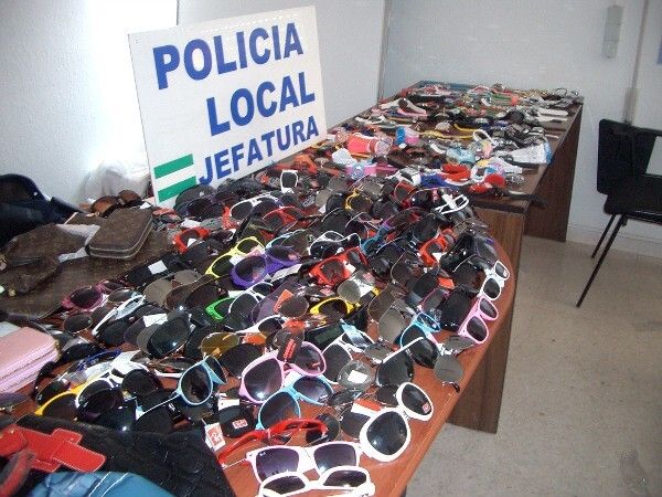 La Policía Local de Isla Cristina se incauta de unos 10.000 objetos falsificados en los últimos meses
