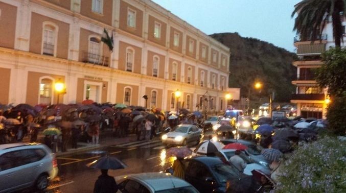 La lluvia obliga a aplazar la manifestación contra los fosfoyesos convocada por la Mesa de la Ría