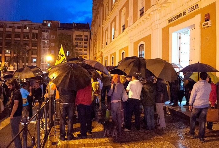 La lluvia obliga a aplazar la manifestación contra los fosfoyesos convocada por la Mesa de la Ría