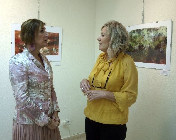 Cecilia Gilabert expone en Aljaraque 'Escrito en el agua: el tintillo como nunca lo habías visto'