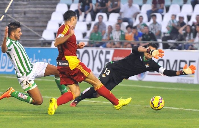 El Decano acaba con la cara roja en el Villamarín (3-2)