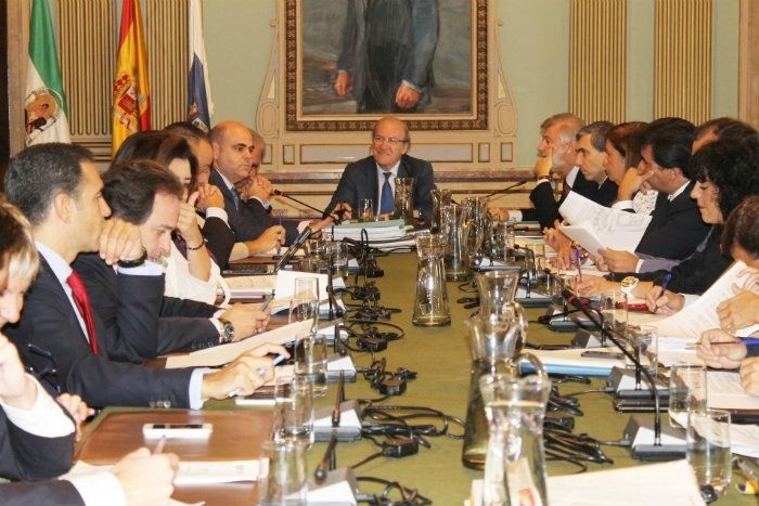 El Ayuntamiento aprueba con el respaldo del PSOE una bajada de impuestos para 2015